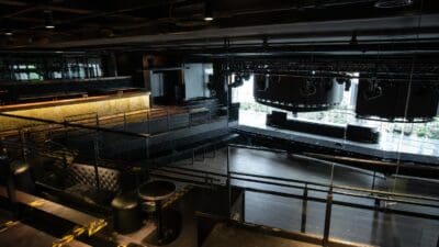 Leerer Clubraum mit Bar, Lounge-Sitzplätzen, Bühne und Beleuchtungstechnik