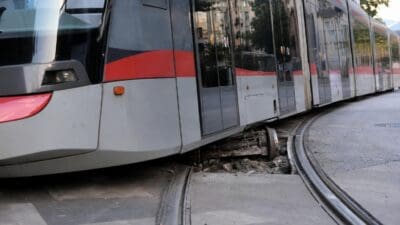 Entgleiste Straßenbahn mit sichtbaren Rädern außerhalb der Gleise in Innsbruck