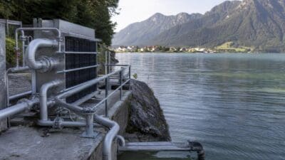 Wärmetauscher mit Rohrleitungen am Ufer des Achensees vor Bergkulisse