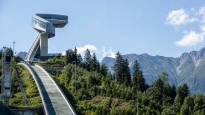 Skisprungschanze mit Startturm am Bergisel vor Bergpanorama in Innsbruck