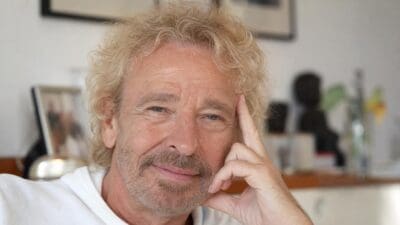 Nahaufnahme von Thomas Gottschalk mit lockigem blondem Haar und Hand am Kopf