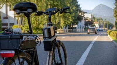 Messfahrrad mit Sensoren und Kabeln auf der L318 in Tristach