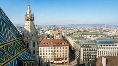 Panoramablick auf Wien mit dem Stephansdom und den Dächern der Innenstadt unter blauem Himmel