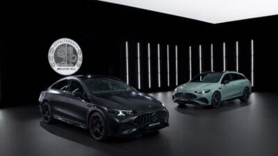 Ein dunkler und ein hellgrüner Mercedes-AMG CLA in einem beleuchteten Studio mit Affalterbach-Logo