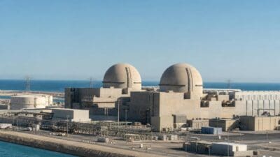 Kernkraftwerk mit zwei großen Kuppeln an der Küste vor dem Meer