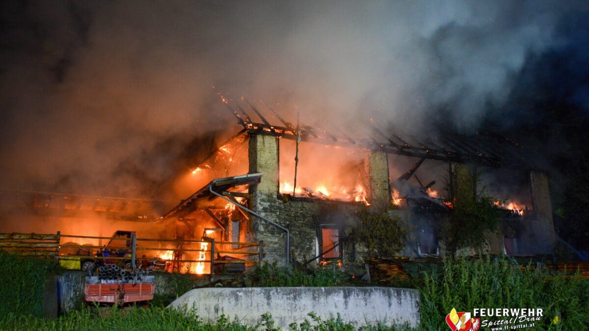 Brennendes Wirtschaftsgebäude mit Flammen und Rauch in der Nacht in Obermillstatt