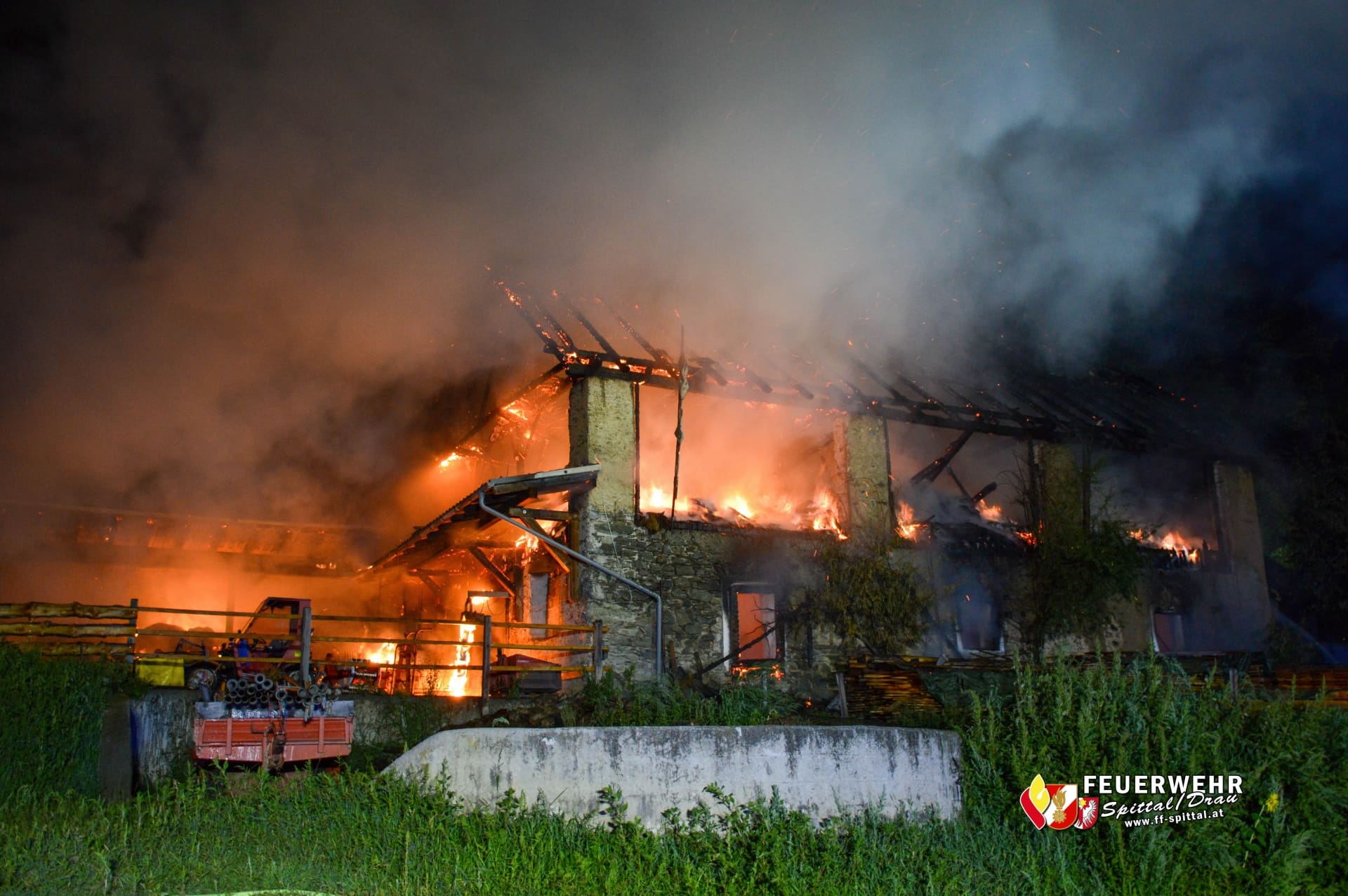 Brennendes Wirtschaftsgebäude mit Flammen und Rauch in der Nacht in Obermillstatt