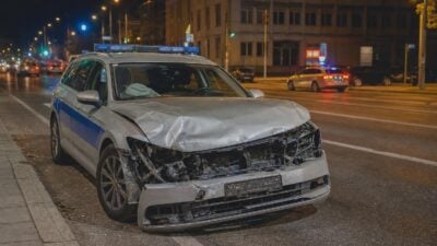 24-Jähriger rammt Streifenwagen in Wien, drei Polizisten verletzt