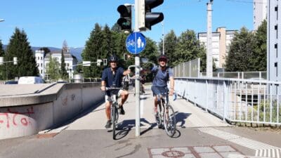 Villach montiert Haltegriffe an vorerst sechs Ampeln