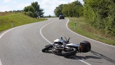 35-Jähriger bei Motorradsturz in Angern an der March schwer verletzt