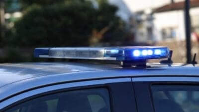 Blaues Blaulicht leuchtet auf dem Dach eines Polizeifahrzeugs