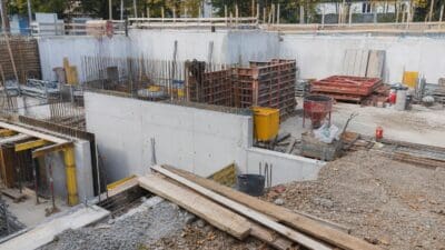 53-Jähriger stürzt auf Klagenfurter Baustelle in Baugrube