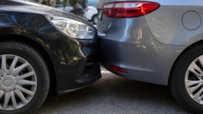 57-Jährige in Innsbruck zwischen zwei Pkw eingeklemmt