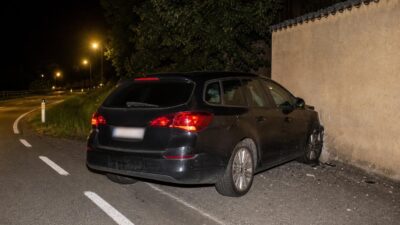 61-Jährige bei Pkw-Unfall gegen Hausmauer in Gantschier schwer verletzt