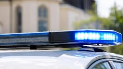 Aktiviertes blaues Blinklicht auf dem Dach eines weißen Einsatzfahrzeugs