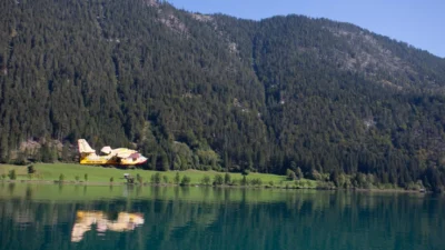 CANADAIR-Löschflugzeug soll Wasser am Weissensee aufnehmen