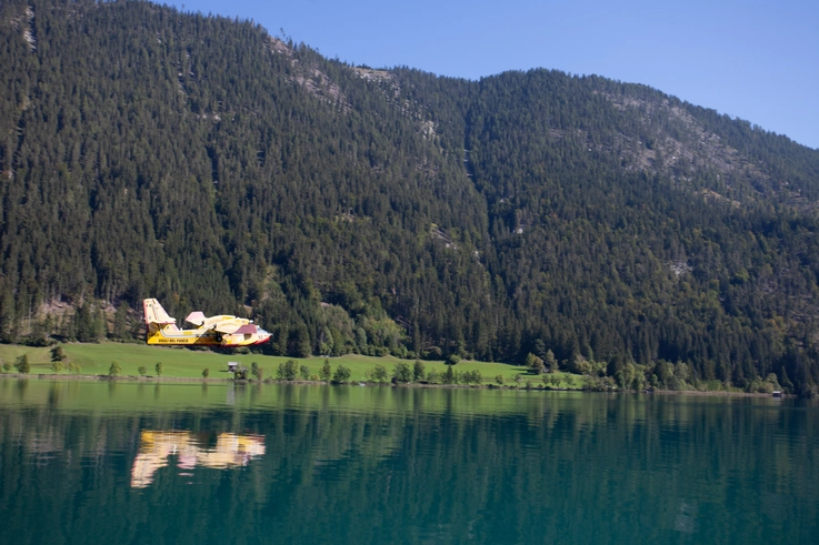 CANADAIR-Löschflugzeug soll Wasser am Weissensee aufnehmen