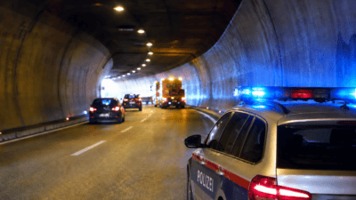 Österreichischer Polizeiwagen mit Blaulicht in einem beleuchteten Tunnel
