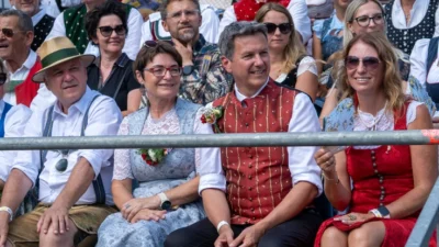 Tausende beim Trachtenfestzug des Villacher Kirchtags