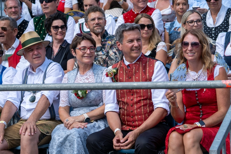 Tausende beim Trachtenfestzug des Villacher Kirchtags