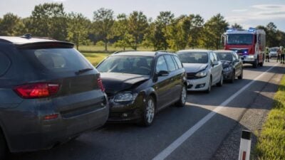 Auffahrunfall auf B73 verletzt Lenker in Prosdorf