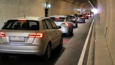 Auffahrunfall mit fünf Fahrzeugen im Milser Tunnel in Schönwies