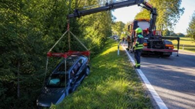 Autofahrer verletzt, Pkw landet in Mattsee im Abhang