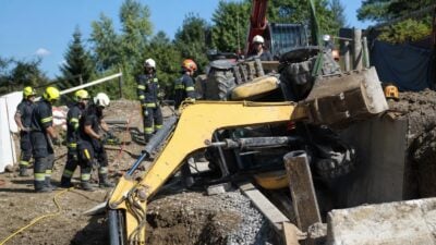 Bagger kippt in Oberdorf um, Lenker eingeklemmt