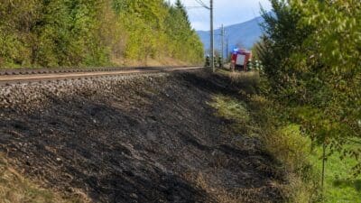 Bahndammbrand in Stossau vollständig gelöscht