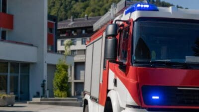 Baumstumpf an Achenseebahntrasse auf Höhe von Fischl in Brand