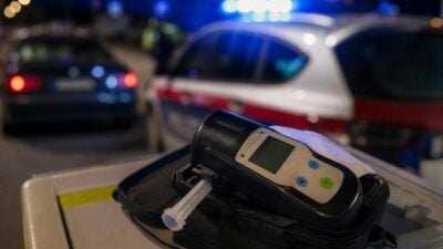 Betonleitwand durchdringt Pkw auf der A14