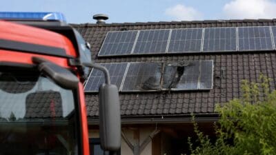 Brand bei Photovoltaikanlage: Mehrere Feuerwehren alarmiert