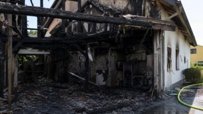 Carport und Teile eines Wohnhauses in Neumarkt in Vollbrand