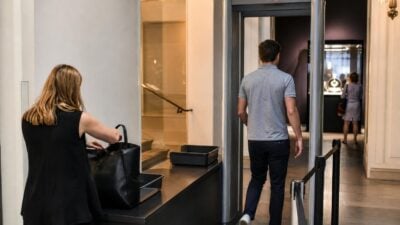 Collierraub im MAK: Metalldetektor für Besucher