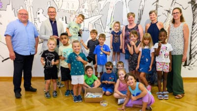 Stadtrat Petritz besucht Kinder in Stadtgalerie Klagenfurt