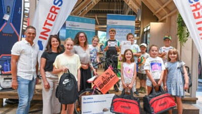 Kinder und Erwachsene mit Fahrrad und Sporttaschen bei der Preisverleihung des Sommersportschnupperns in Klagenfurt