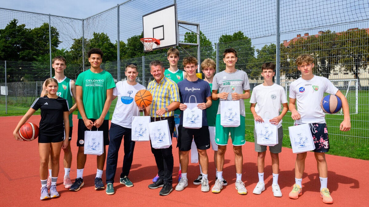 Basketballer erhalten Trinkwasserzugang am Koschatplatz
