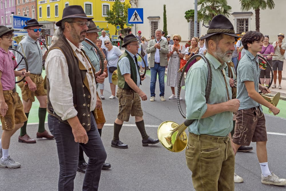 Männer in Tracht und Lederhosen mit Blasinstrumenten beim Umzug des Spittaler Kirchtags