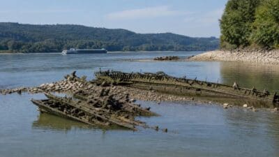 Moosbewachsene Überreste von Schiffswracks ragen aus dem Wasser der Donau bei Ardagger