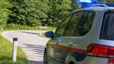 Drei Verletzte bei Pkw-Kollision auf B72 in Anger
