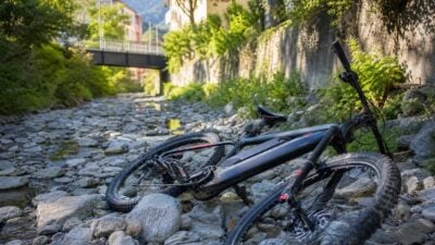 E-Bike-Fahrer stürzt schwer in Bachbett