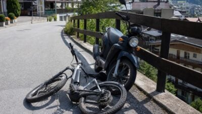 E-Bike und Moped kollidieren in Mayrhofen