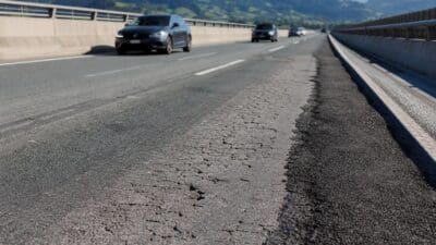 Beschädigte Fahrbahn mit Rissen auf der Europabrücke und Autos auf den offenen Spuren