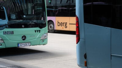 Drei Doppelstockbusse fahren auf Linie 960X Lienz–Innsbruck