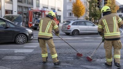 Feuerwehr Jenbach räumt Kreuzungsbereich auf Tratzbergstraße auf