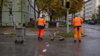 Feuerwehr Jenbach räumt Kreuzungsbereich auf Tratzbergstraße auf