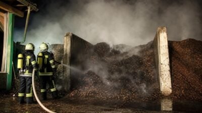 Feuerwehren löschen Brand im Holzrindenlager im Bezirk Völkermarkt