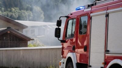 Feuerwehren löschen Heckenbrand in Strau