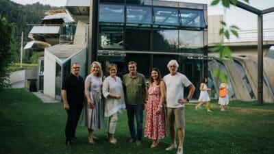 FiW Kärnten veranstaltet erstes Sommergespräch im Domenig Steinhaus