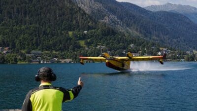 Flughelfer unterstützt Löschflugzeug am Weißensee